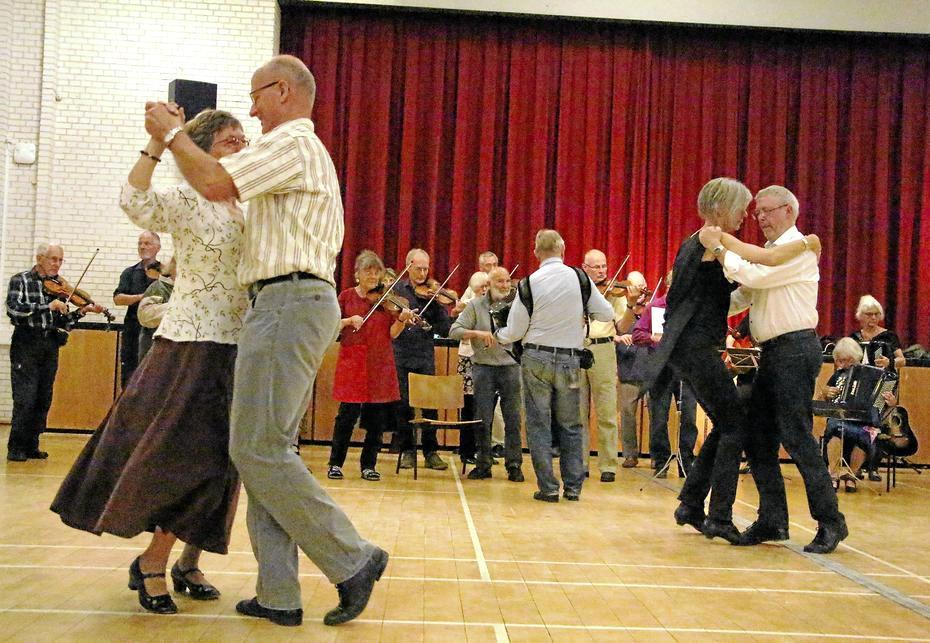 Roskilde Folkedanserlaug 5 Dans på Roskilde Gymnasium Medvirk ved dans med de unge elever på Roskilde Gymnasium fredag 2. november.
