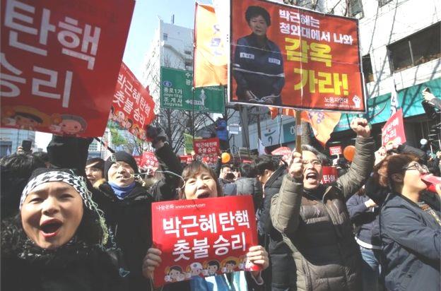 Glædesdemonstration i Seoul da Park Guen Hye endelig blev afsat den 10. marts 2017.