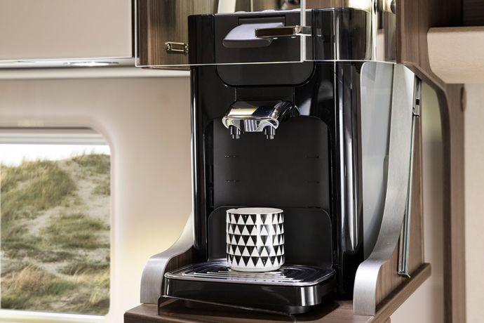 Komfortabelt kaffemaskineudtræk Loftskab Takket være det seriemæssige kaffemaskineudtræk er der mere plads på køkkenets arbejdsflade.