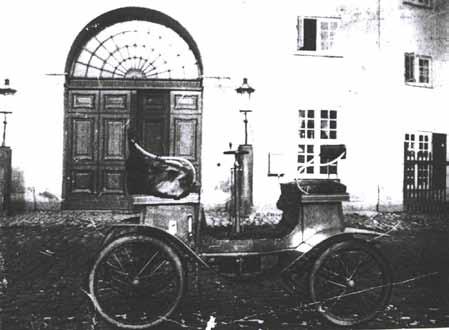 Jensen & Petersen-vognene 1899-1902 Et tidligt dansk automobileventyr Af Stefan Petsch Jensen I 1896 rejste min oldefar Niels Martin Jensen og hans kammerat Jørgen P. V.