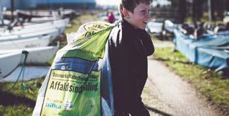 Finland, Island og Færøerne befolket af frivillige, der har travlt med at samle affald fra strande, havne og hav.