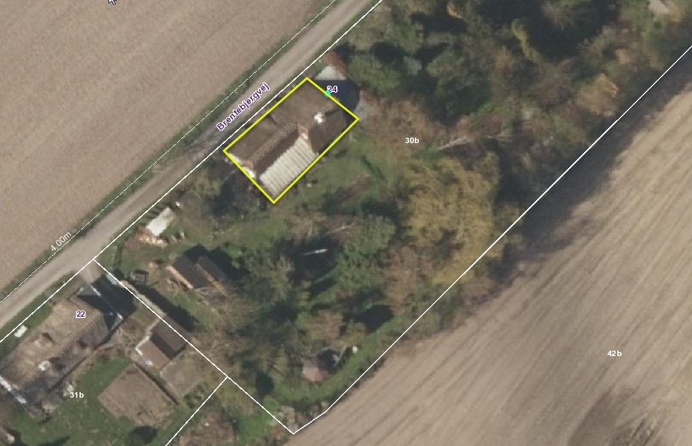 Nedenstående luftfoto over ejendommen viser den pågældende bygning markeret med gul ramme. Baggrund Ejendommen er i BBR registreret med et matrikulært areal på 4.