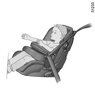 Vælg et sæde, der omslutter barnet for en bedre sidebeskyttelse, og udskift det, så snart hovedet går ud over kanten.
