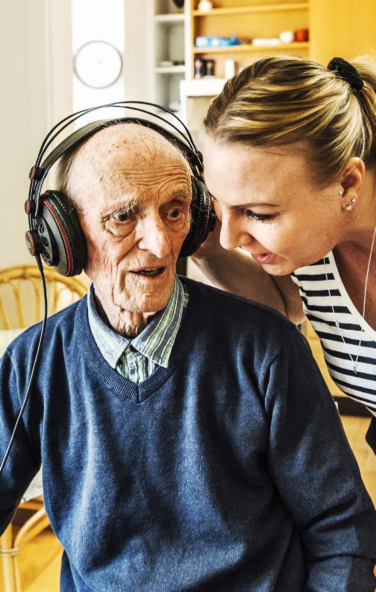 Jens Vestergaard på 92 år fra Sydhavn elsker at høre radio i sine hovedtelefoner. Han er svagtseende og får dagligt hjælp med mad og med at læse post af kommunens hjemmepleje.
