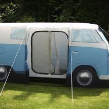 Volkswagen T1 telt Teltet har et 1:1 skala interiør med plads til op til fire personer. Ud over teltet er teltstolper, tovværk, teltpinde og et sæt monteringsanvisninger inkluderet.