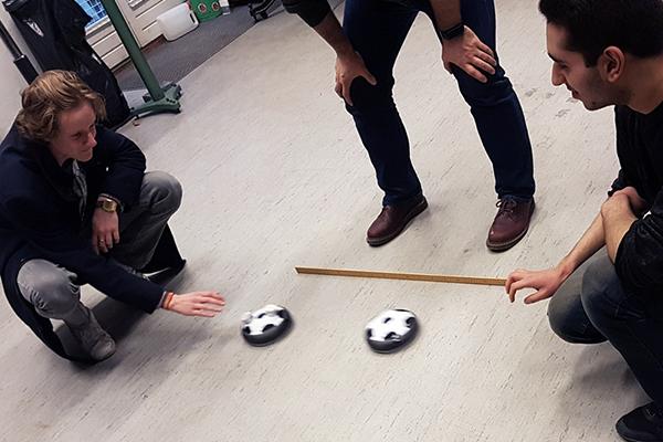 ipads og appen Physics Lab er det muligt at undersøge hoverballs, når de støder sammen under forskellige betingelser, idet appen tracker de