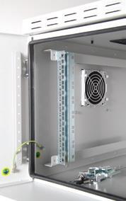 Det er muligt at eftermontere ventilatorer i både siderne og toppen. IP55 tætning holder vand og støv ude.