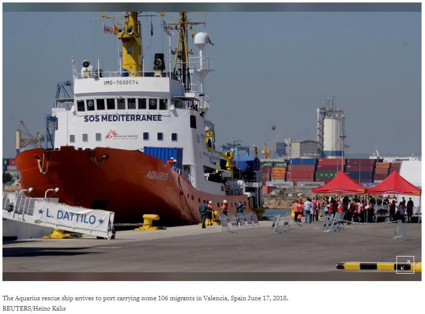 Stolen vakler under Merkel I Europa har der været intern splid mellem Italien og en række lande, efter Italien nægtede at tage imod et skib med flygtninge Men flygtningestrømme er et tema som ikke