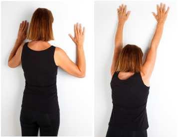 ØVELSE 7 Stå med front mod en væg. Bøj armene og placér hænderne på væggen med flad hånd.