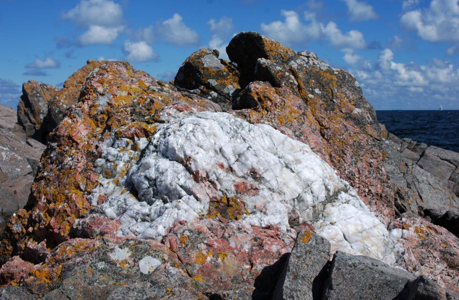 Sølvklippen er navnet på det klippeparti, der adskiller Melsted med Sletten, og navnet skyldes en såkaldt pegmatitgang med en større klump helt