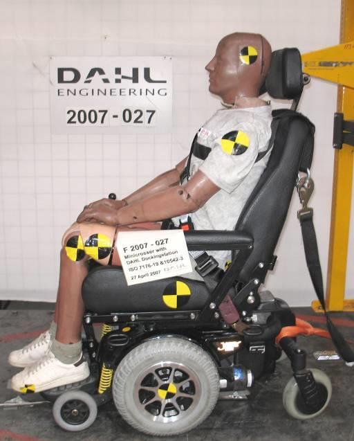 kørestol, der vejede 150kg + en test dukke på 76,4 kg, hvor hofteselen var integreret på stolen (i alt 226,4 kg).