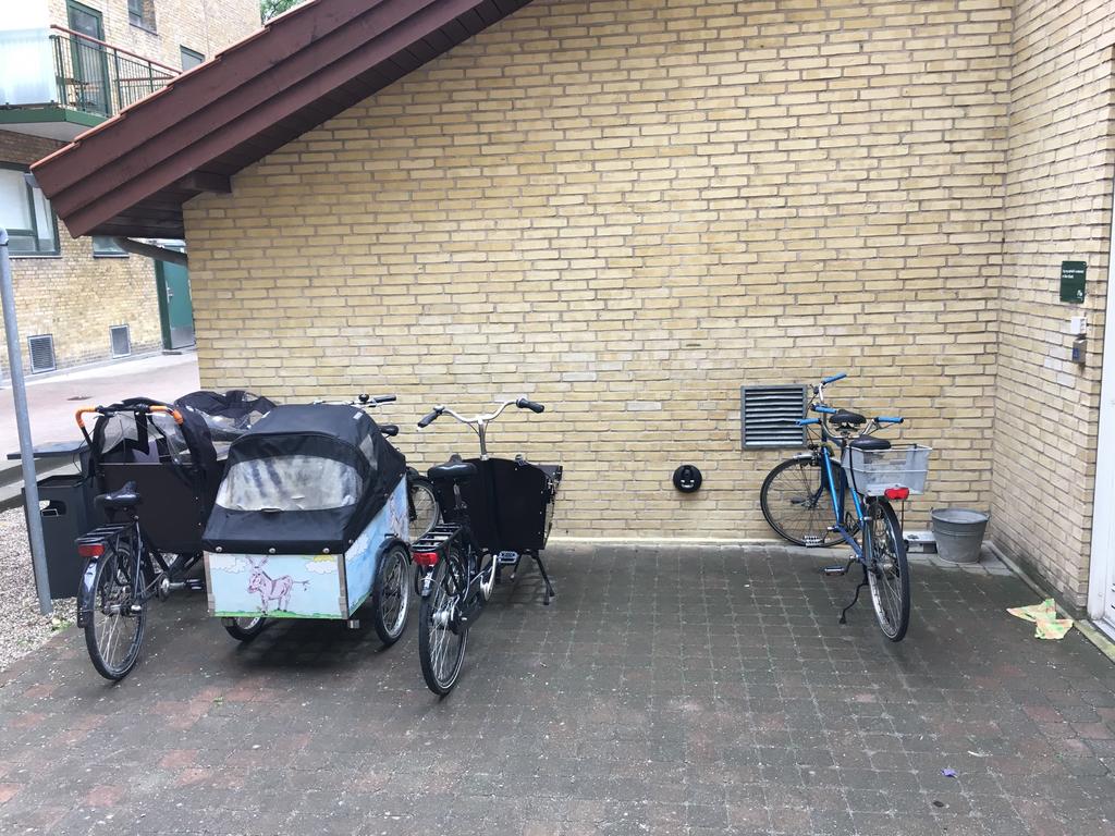 Den eksisterende cykelparkering i skuret ved Høsterkøbgade vil også få malet båse på arbejdsdagen.