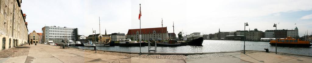 Placering af de tre nye bygninger på Krøyers Plads i forhold til omgivelserne Pakhuse Christianshavns havnefront er i dag præget af en serie pakhuse, der alle ligger vinkelret på kajkanten med meget