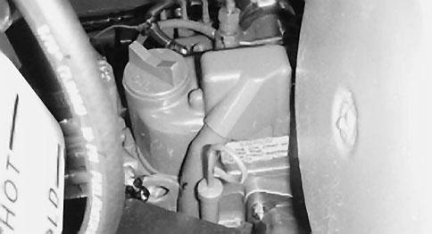 Før betjening Kontrol af motorolie Motoren sendes med 3,8 l olie i krumtaphuset, men oliestanden skal alligevel kontrolleres, før og efter motoren startes første gang.