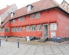 huse i Assens - det er fra 1572 og fredet.