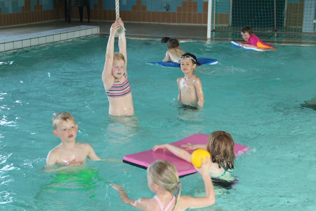 Vi tilbyder svømning og vandtilvænning/leg i vinterhalvåret på Gymnastikhøjskolen for 1.-3. årgang.