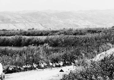 Ringmærkning i 100 år 233 I dagene 20-23. marts 1990 rastede den danske Stork med ring 7966 (over trekanten) sammen med 100 andre Storke i Newe Etan i Israel. Den 7.