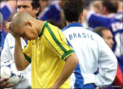 Ronaldo i VM-finalen i fodbold 1998 What is so striking, talking with members of the squad, is that pain-killing treatment is routine, systematic.