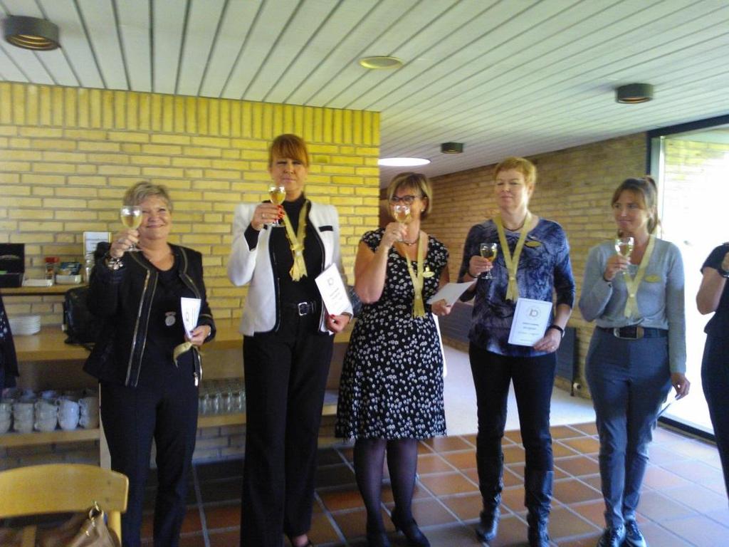 Ved ankomsten til hotellet var der linet champagne op, vi skulle chartre Tangentklubben i Grenå. ALF Helle Midtgård forestod chartringen, da Tine jo var blandt de piger som skulle optages.