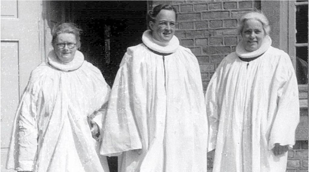 Side 4 PRÆSTENS KLUMME Kvindelige præster i 70 år, eller?