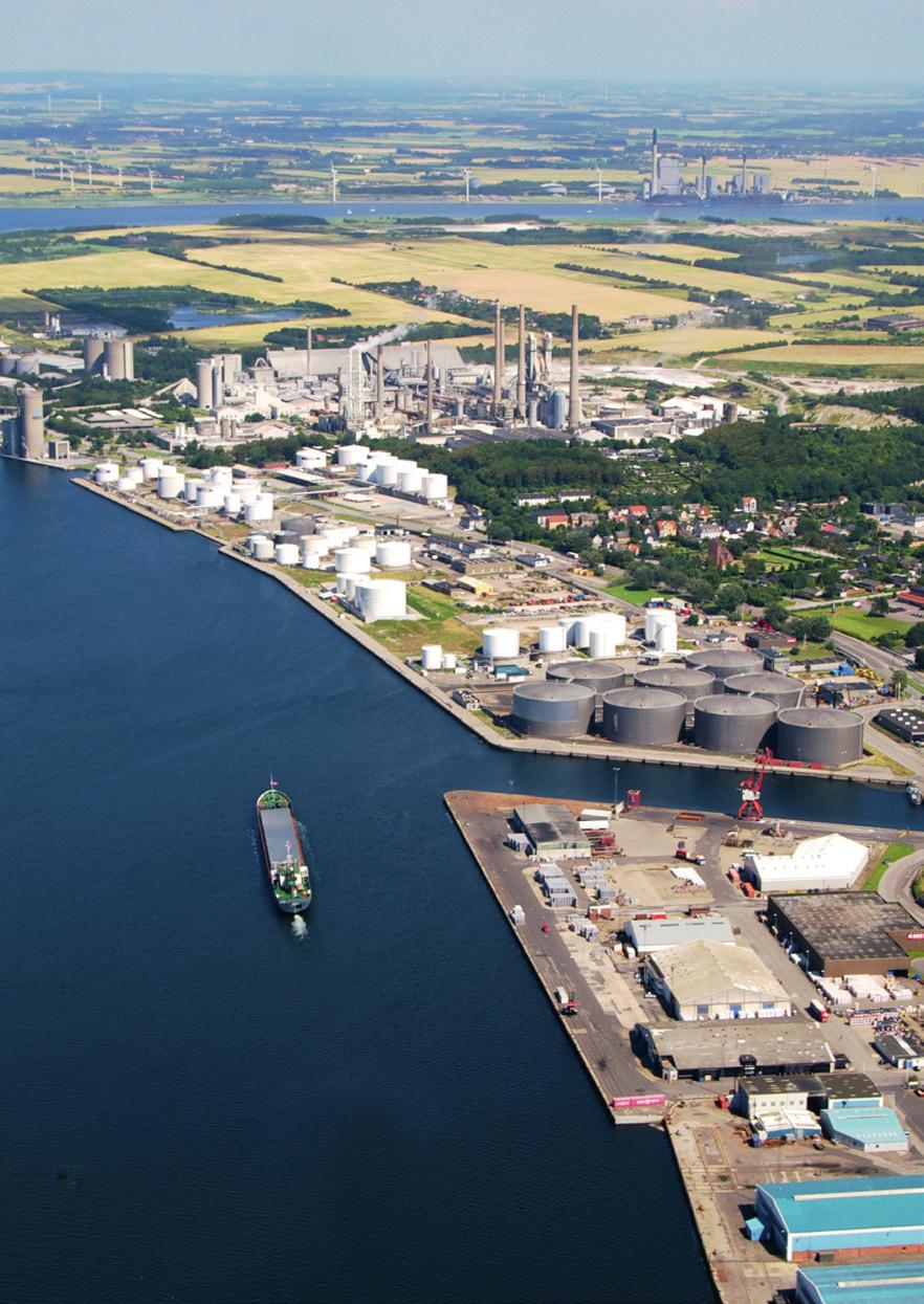 8 AALBORG HAVN - ÅRSBERETNING 2017 AALBORG HAVN - ÅRSBERETNING 2017 9 Vision: Den Intelligente Havn Aalborg Havn-koncernen er i en stadig transformation fra infrastrukturhavn, der betjener det