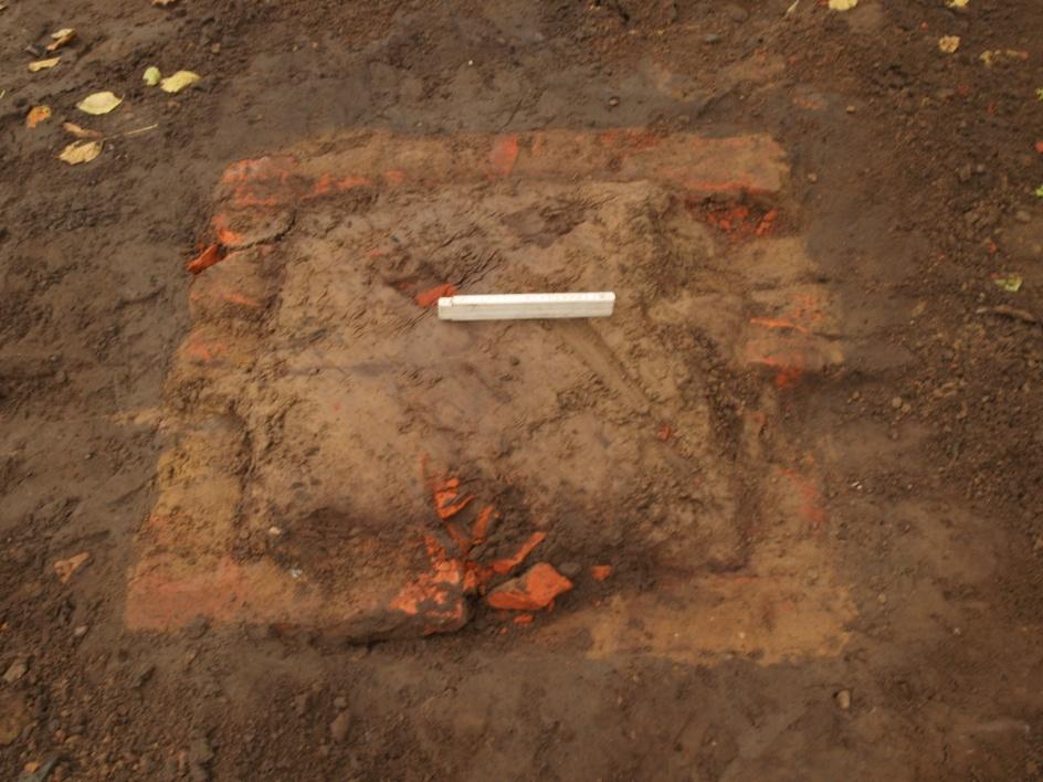 Umiddelbart nord for kælderen fandtes der et kvadratisk anlæg af munkesten (Figur 4) med 0,85x0,85 m størrelse.