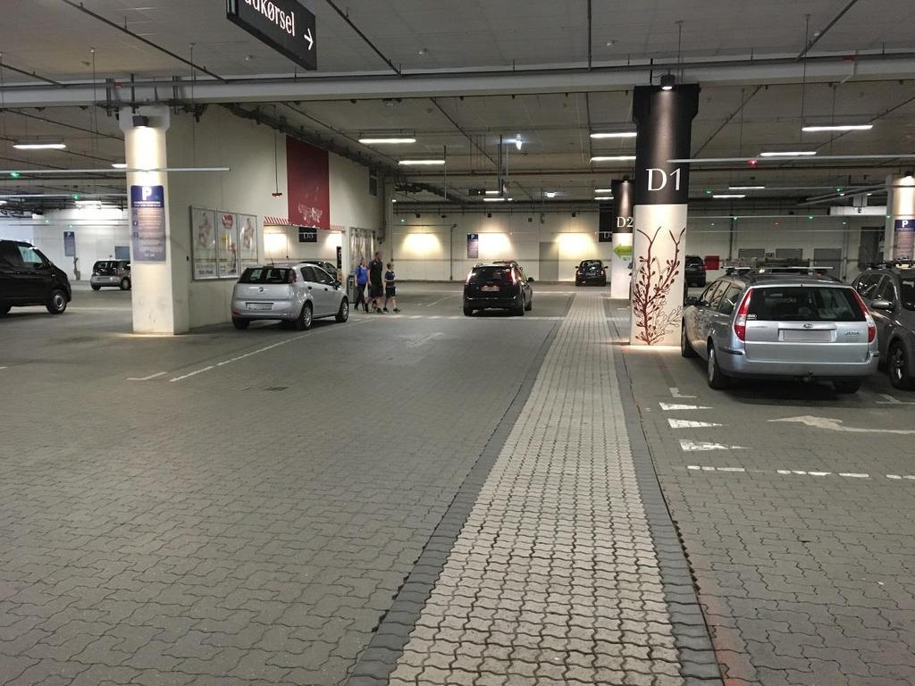 Figur 4.11 Markering af ganglinje i parkeringshus. Foto: Rambøll 4.9 Vareleveringspladser Etablering I forbindelse med større butikker, indkøbscentre etc.