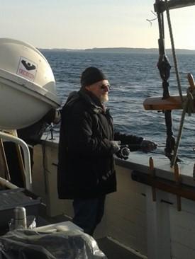 Der var en vindstyrke på mellem 6 og 8 sm, så skipper sejlede i læ af Fyn. Alle 24 deltagere glædede sig til både at fange fladfisk og torsk, men ak og ve!