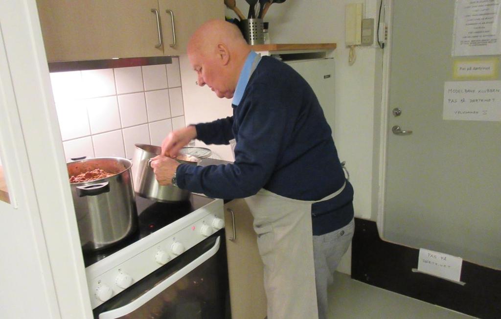 Michel har travlt i køkkenet.
