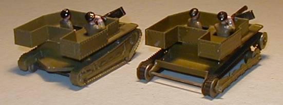 Britains Carden-Loyd Tank (katalognummer 1203) Til venstre den senere udgave (Bemaling 3); til højre en tidlig udgave (Bemaling 1).