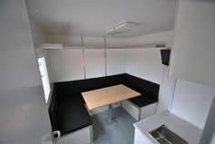 Inventar kontor: 1 skrivebord m/2 overhylder, 2 stole, 1 affaldsspand, gulvgennemføring til kabler,