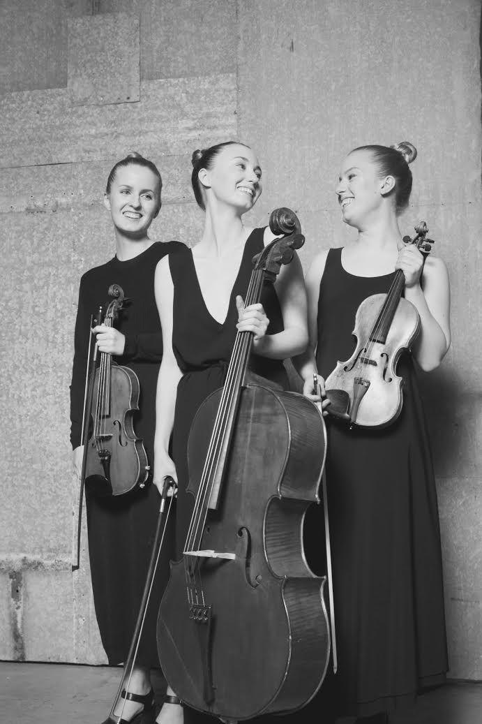Tirsdag 3/4 kl. 19.30 Trio Col Basso Vi er tre ambitiøse unge kvinder, som sammen har dannet strygetrioen Trio col Basso i november 2014.