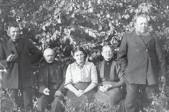 Hjælpekassens bestyrelse i Tømmerby-Lild 1914-18. Fra venstre Niels P. Hegelund, Jens Sørensen, Astrid Marschall, Stine Roelsgaard og Poul Græsbøll.