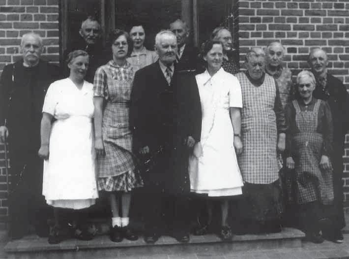 De første beboere og personale fra alderdomshjemmet»stenhøj«, Vesløs 1952. Bageste rk. fra venstre Marinus Kær, Jens Jensen, Betty Larsen, Niels Nielsen,?