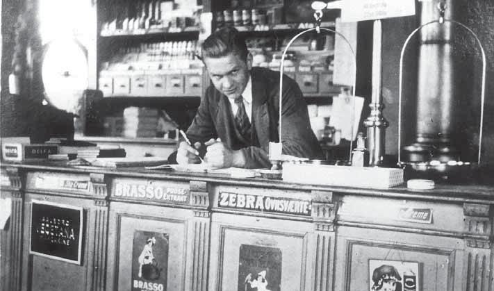Ekspedient Theodor Gravesen i Vesløs købmandsbutik ca. 1929. Dette udvalg indkaldte til en stiftende generalforsamling den 2. august på kroen. På dette møde besluttede man at købe N. C.