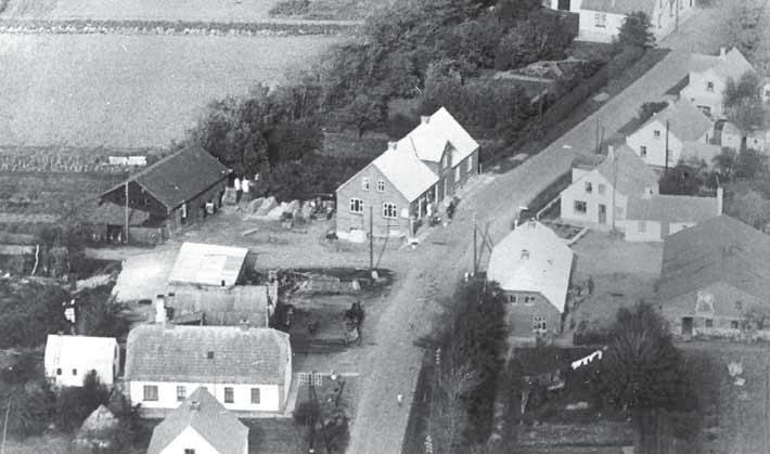 Vesløs stationsby med brugsforeningen i midten, før 1950. 1970 overtog sønnen Niels Peter Christensen virksomheden, og året efter flyttede den til Frøstrup på grund af en vejudvidelse i Vesløs.