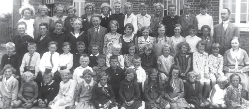 Øsløs nye søndre skole 1930. købe slik for. Det blev altid hentet hos købmand Dybdahl i Øsløs by. For en krone kunne der købes et kæmpestort kræmmerhus fyldt med bolsjer og lakrids.