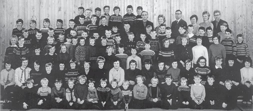 Lærere og elever ved Øsløs skole 1965.