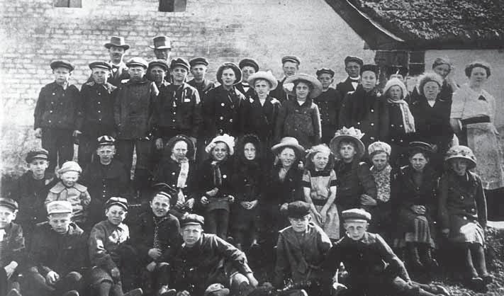 Vesløs skole ca. 1905. Bagest med hat og skæg, lærer Sodborg.