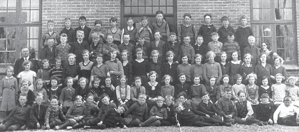 Vesløs skole 1935. Yderst til venstre lærer Sodborg, yderst til højre i anden række frk. Jenny Jensen.»Det krumme stenredskab, som jo er sjældent, er fundet på Amtoft hede.