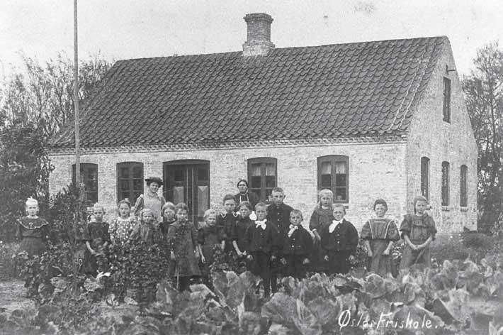 Øsløs friskole 1912, lærerinde Trine Støvring. taler var pastor Nielsen, Øsløs, der smukt og hjerteligt beskrev skolens betydning og arbejde.