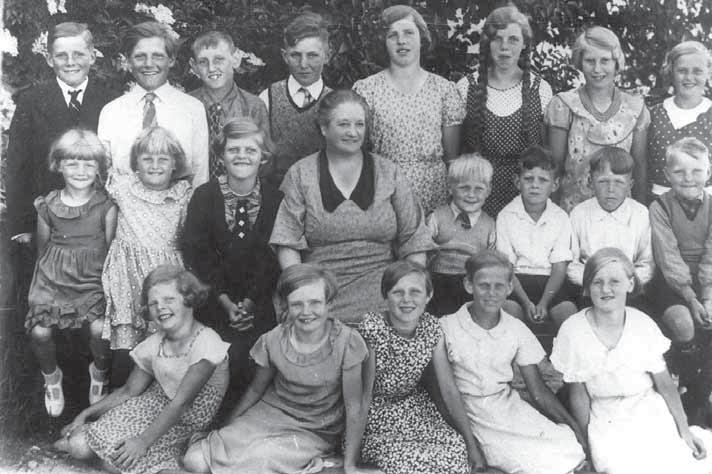 Øsløs friskole 1937, lærerinde Karoline Jakobsen. en kort periode på en ungdomsskole, men 1961 døde hun af en kræftsygdom. Også hun ligger begravet på Vesløs frimenighedskirkegård.