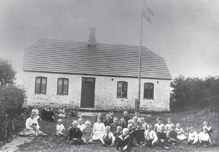 Arup friskole ca. 1920, opført 1895, lærerinde (vikar) Karen Bligaard. ke til hele dagen, og så gik det i luntetrav hen ad de grusede landeveje.