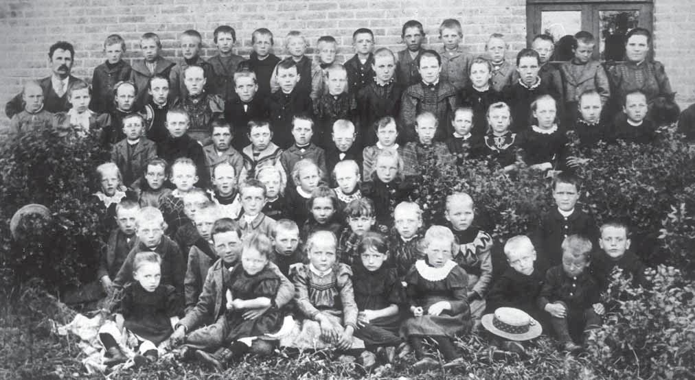 Tømmerby gamle skole 1902, lærer Bagger. sommer og vinter, hvad den gamle skolelod ikke kunne, og sognets folk slipper derved for at bringe vinterfoder til degnens husdyr«!