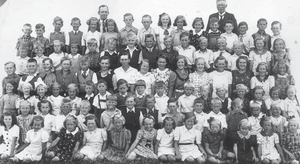 Tømmerby gamle skole ca. 1940, lærer Tranberg og lærer Brix. Med hvervet som skolelærer og kirkesanger fulgte som regel også opgaven at forestå folketællingen i sognene hvert 5.