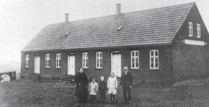 Kærup skole, opført 1902. udhuset langt væk fra skolestuen, og det kunne da have sine fordele, men indebar også nogle ulemper.