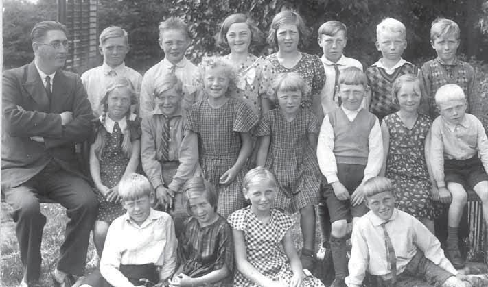 Glæde skole 1935, lærer Nielsen. mere faste lærere, der virkede i korte åremål der.
