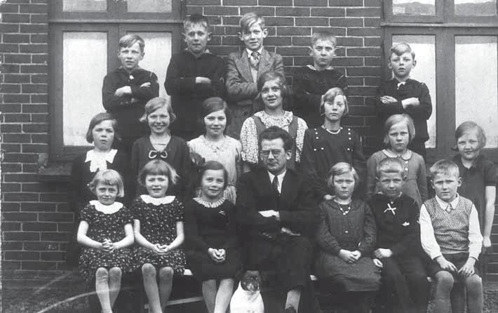 Lildstrand skole 1937, lærer Tinge. Den sidste lærer ved Glæde skole hed Peter G. Gregersen, og han virkede der, til skolen blev nedlagt 1. april 1946, og da blev eleverne overført til Kæret skole.