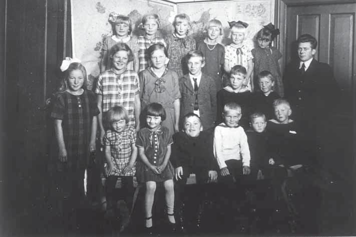 Lildstrand privatskole 1928, lærer Tinge. gift og familieforsørger. Skolen fortsatte på samme måde med lærer Højbjerg i to år, og i 1888 afløstes han af lærer Kristiansen.