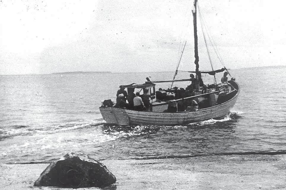 »Niels Juel«af Amtoft, ejere Marinus og Håkon Christensen. udstationerede en mand med en båd derovre, samt at han betalte en årlig afgift på to daler sølv.